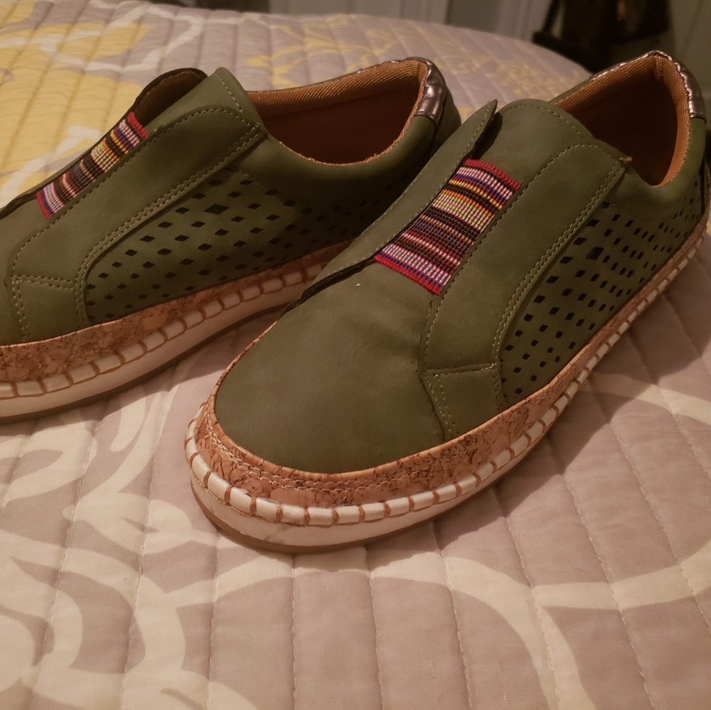 Shoes - Picture 8 of 9